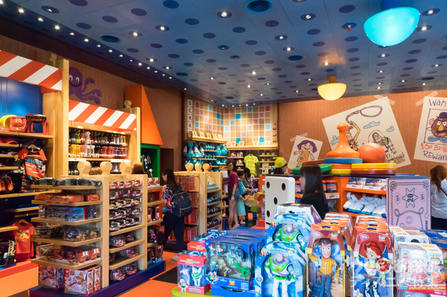 トイ・ストーリーランドのグッズショップ「アンディーズ・トイ・ボックス」｜香港ディズニーランド・リゾート