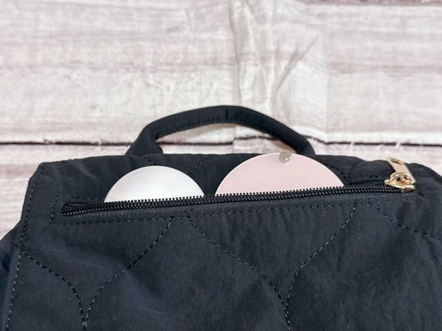 個人的に便利だと感じた、フラップのファスナーポケット。ミラーやイヤホンなど、取り出す機会の多い小物を入れるのにぴったり！