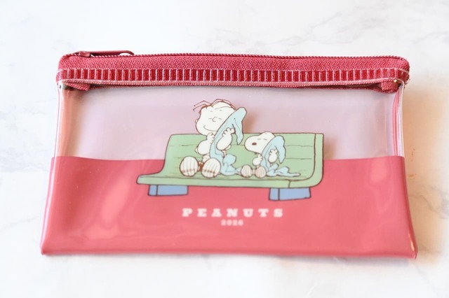 【ファミリーマート×PEANUTS】《キャンペーン第1弾「フラットポーチ」》ぬくもりが心地いい季節。