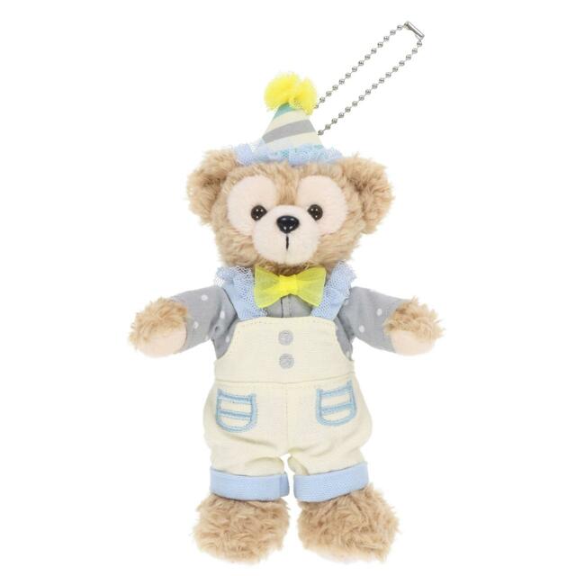 ぬいぐるみバッジ 2,600円｜高さ約17cm｜「ダッフィー＆フレンズのフロム・オール・オブ・アス」グッズ｜東京ディズニーリゾート40周年“ドリームゴーラウンド”｜発売日：2023年4月10日（月）｜販売店舗：東京ディズニーシー「マクダックス・デパートメントストア」