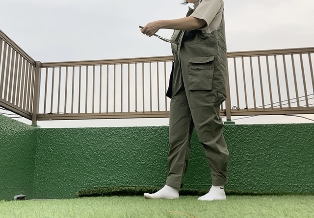 【ワークマン レディースガーデニングサロペット】ウエストの紐を締めてシルエットにメリハリをつけたり…⇒