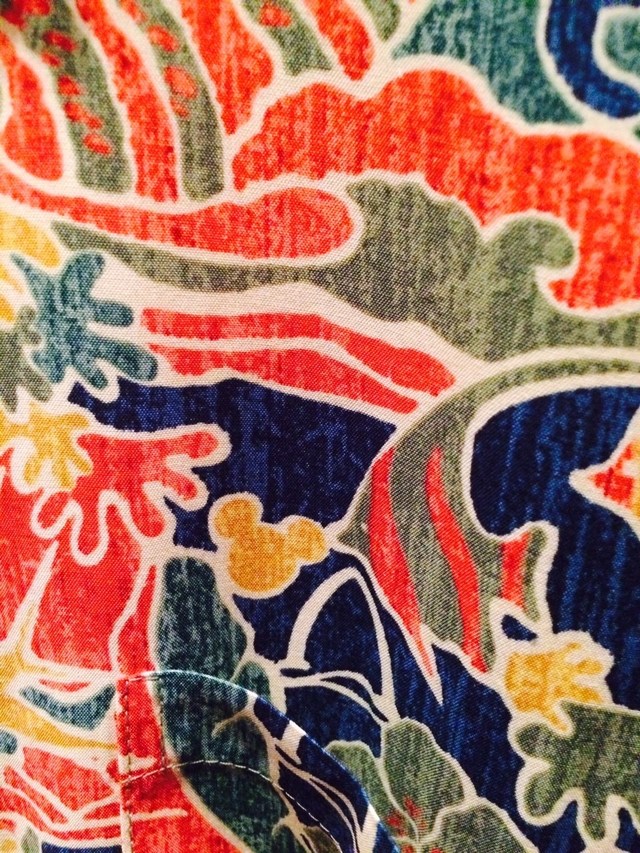 アロハシャツの柄には隠れミッキーが