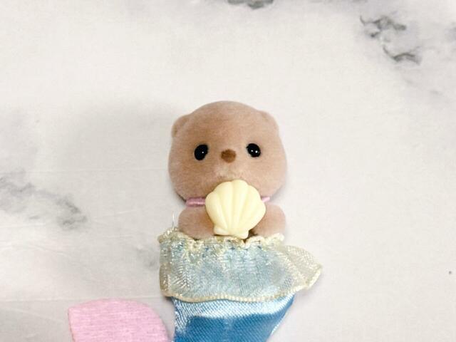 ラッコらしく、手には貝殻を持っています♪