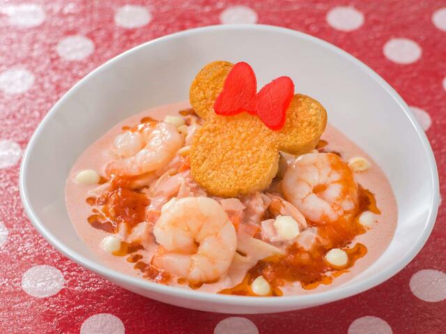 クラムチャウダーのフェットチーネ、シュリンプとモッツァレッラ添え 1,200円｜提供店舗：東京ディズニーランド「プラザパビリオン・レストラン」｜東京ディズニーリゾート「ミニー・ベスティーズ・バッシュ！」スペシャルメニュー