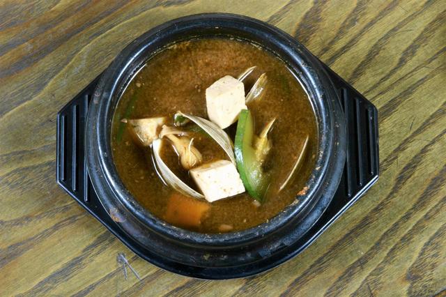 ズッキーニ、豆腐、アサリが入ったテンジャンチゲ