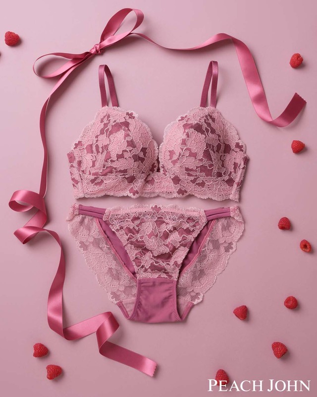 【PEACH JOHN】ナイスバディブラ：価格 3,900円（税込）／ショーツ：価格 1,800円（税込）