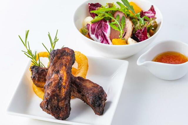 「じっくり焼き上げたバックリブ」＜期間：2025年10月1日〜11月27日＞【“栗・芋・かぼちゃ×濃厚ショコラ”の魅惑のスイーツの饗宴♪ナイトスイーツブッフェ「Sweets Parade」で秋の夜長を大満喫！】