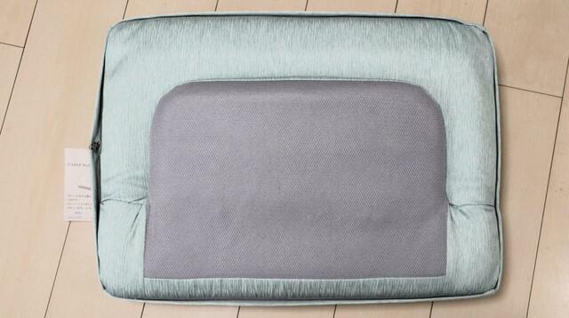 【カインズ カバーが洗える背もたれイス Lepoco】裏面の土台部分はメッシュ生地。すべりにくくなっているのが嬉しい！