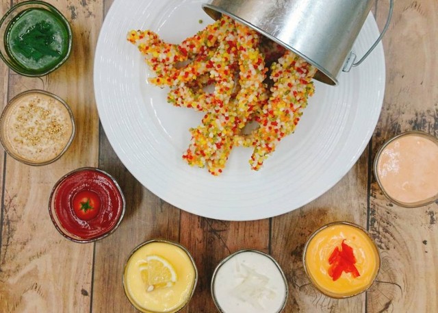 レインボー唐揚げ(7種のソース付き)