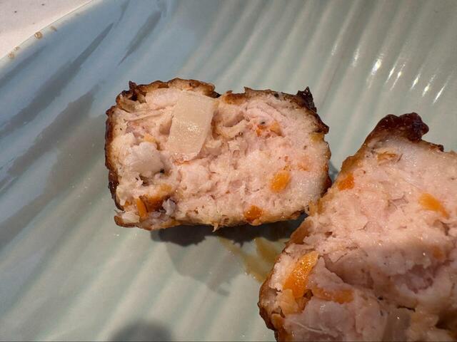 【ロピア 自家製肉団子（黒酢あん）】中に入ったシャキシャキ玉ねぎがアクセントに！