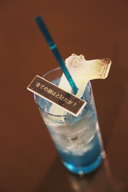 銃の形にデザインされた氷がオシャレなノンアルコールカクテル、バイオハザード・ザ・エスケープ 700円 ©CAPCOM CO., LTD. ALL RIGHTS RESERVED.