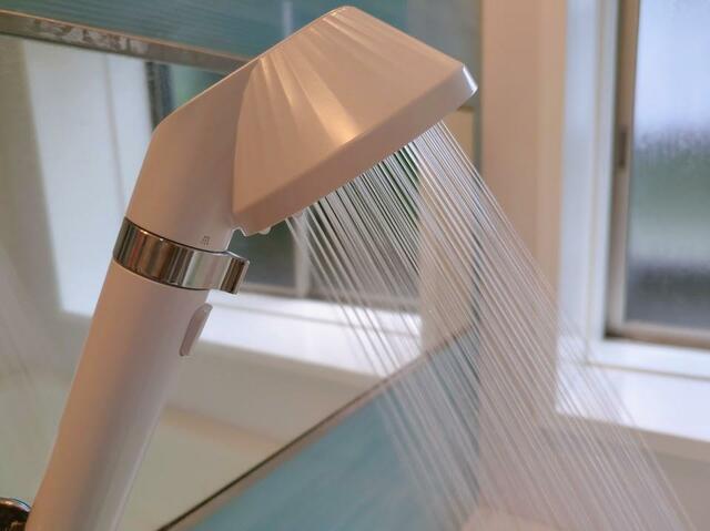 【アイリスオーヤマ  MiCOLA ウルトラファインバブル クレンジングシャワーヘッド】 ストレートモードの水流。髪や身体の洗い流しにおすすめ