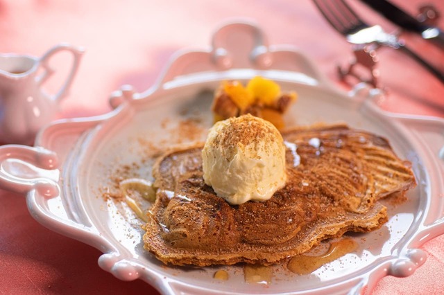 【小楽園ティーサロン】「金魚焼き」イートイン 金魚焼き(アイスクリームとフルーツ添え)  1,250円(税込)