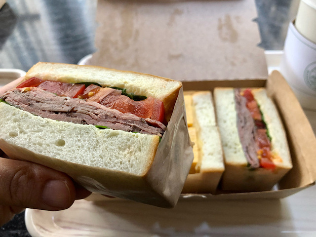 【マンダリン オリエンタル 東京　モーニングCセット（柚子胡椒香るローストビーフのサンドイッチとだし巻き卵のサンドイッチ）】柚子胡椒の爽やかな香りとピリッとしたアクセントが加わり、味わいに独特の深みと華やかさを生み出しています