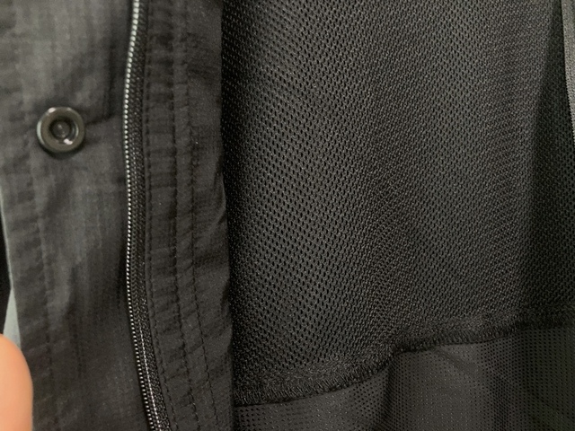 【ワークマン レディース高撥水シェルワンピースコート】背中側はメッシュになっています