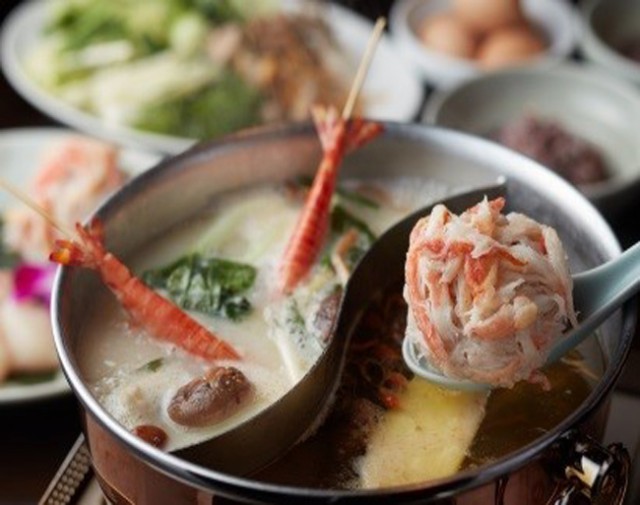 烏骨鶏の澄ましスープと魚コラーゲンスープの美人火鍋