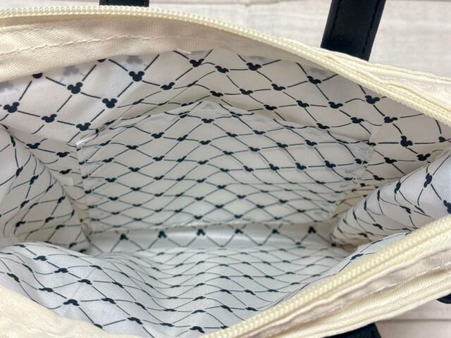 内側にもポケットが1つついています