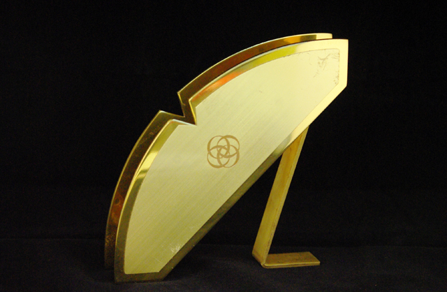 「ホテルオークラ東京」郵便受けを再利用したブックスタンド