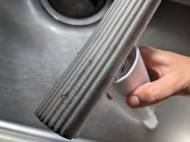 【コジット スマートハンディ吸水スポンジ】スポンジに凹凸があるので、多少の汚れもこすり落としてくれます