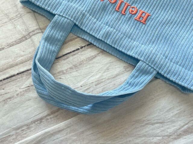 持ち手は短め。腕にかけて持てる長さです