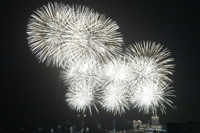 海の堤防から打ち上がる熱海花火が迫力
