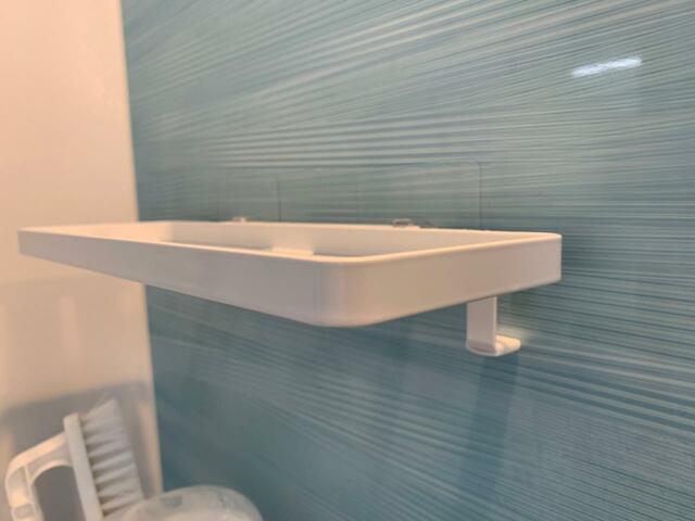 【山崎実業 フィルムフック サニタリーラック ホワイト】下部に本体を支える脚付き