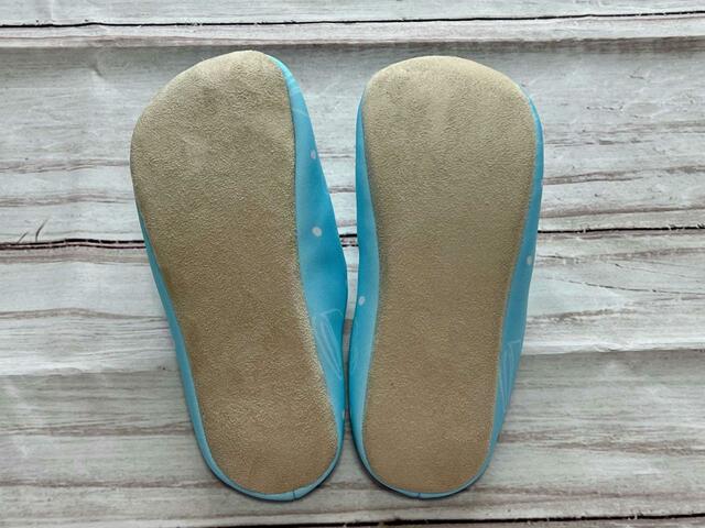 【しまむら:ルームシューズ(ちいかわ)】裏面はフェイクスエード調の素材