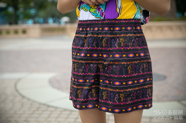 蛍光カラーのネイティブ柄が個性的なデザインのショートパンツ・ハーフパンツ