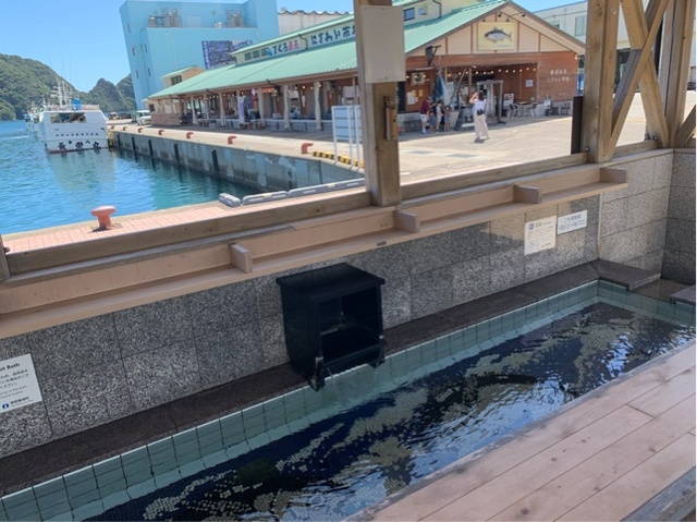 にぎわい市場の前には無料の足湯がある