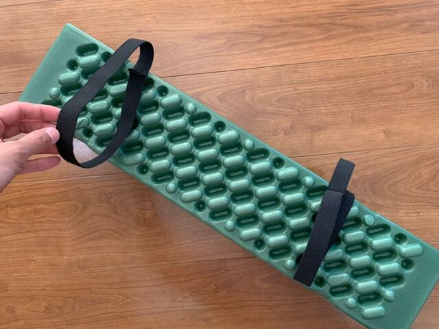 【CAPTAIN STAG EVAフォームマット】黒いゴムで2カ所留められています