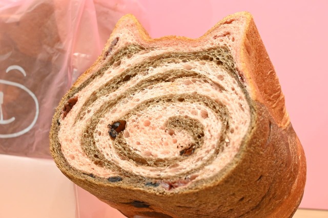 「ねこねこ食パン loves ハートフルベアー」