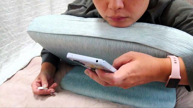 【カインズ カバーが洗える背もたれイス Lepoco】潰れず安定感抜群なので、うつぶせでの読書やスマホタイムに最適！