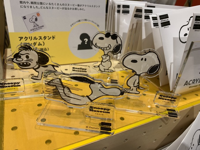 アクリルスタンド（ランダム）スヌーピー（各990円）