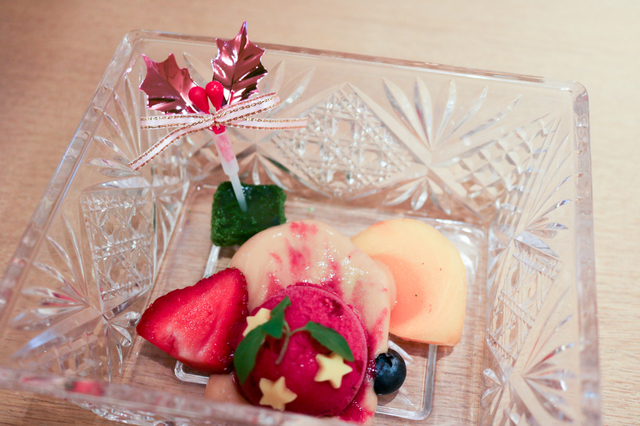 デザート「わらび餅」「フランボワーズシャーベット」©Disney