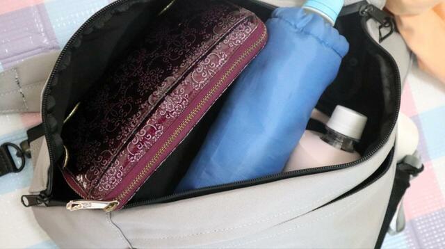 【niko and ...（ニコアンド） オリジナル撥水スリングバッグ】本体には3層のファスナーポケットを搭載。表の大ポケット（メイン収納）には500mlペットボトルが2本も入りました！