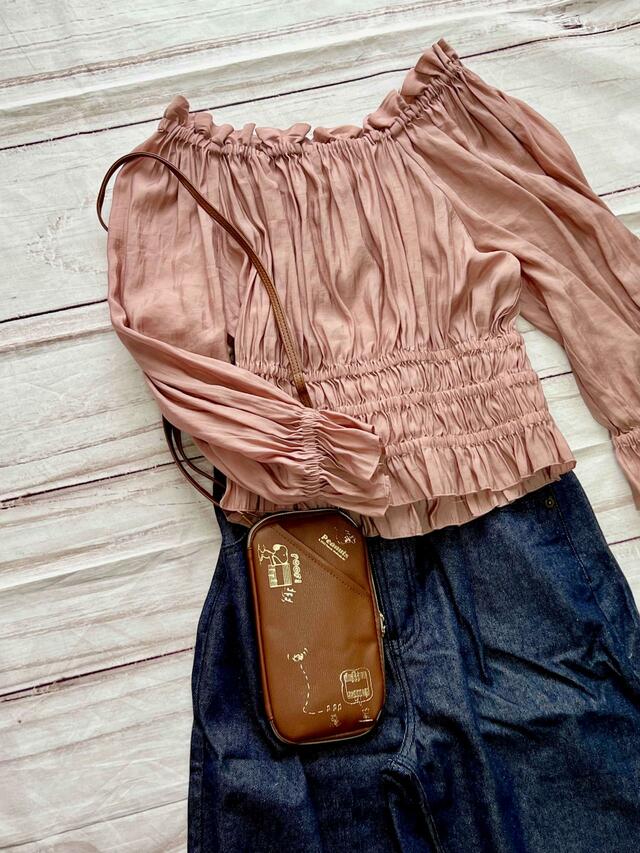 縦向きの時はカジュアルなスタイルがおすすめ【SNOOPY（スヌーピー）タテでもヨコでも持てる！スマホショルダーBOOK BROWN】