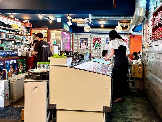 【モナミ食堂】2台ある奥の冷蔵ケースに白菜キムチやナムル、サラダなどが並んでいます