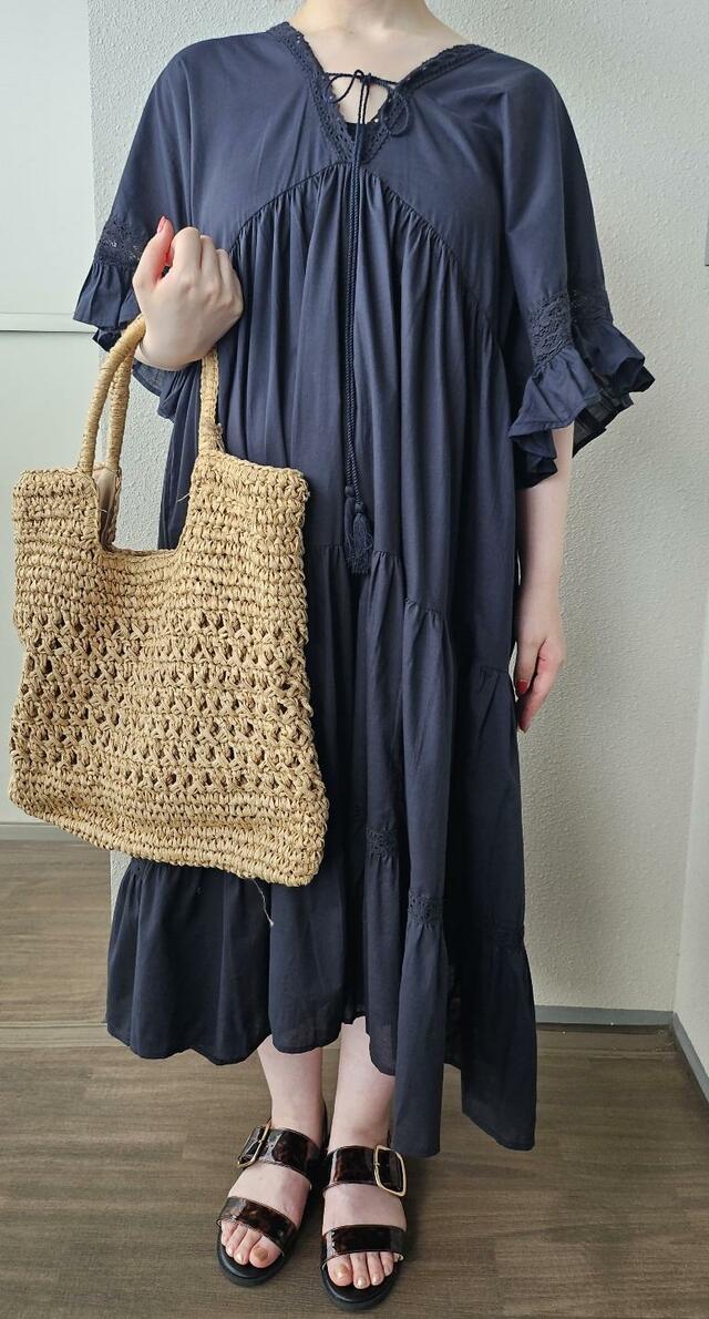 【coca　Vネックレースワンピース】カラーはブラックとホワイトがあります。季節を問わず重宝する優秀ワンピ！