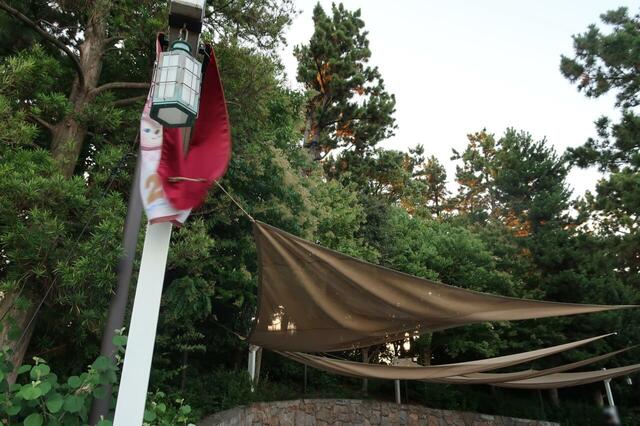 タープで日陰を作っているエリアもあります