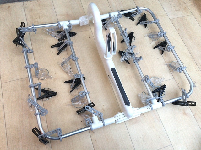 【ピンチが丈夫な楽カケアルミハンガー 28P グレー】ピンチは黒とクリアの2色使い