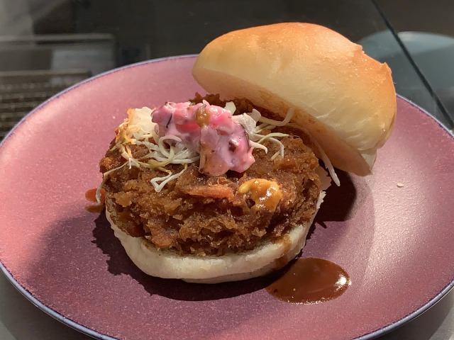 ヒレカツスライダーにしば漬けのタルタルをのせていただきます!