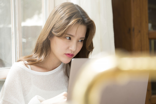 彼氏ドン引き 元カノへの嫉妬で荒れる彼女 実録エピソード4選 1 2 Mimot ミモット