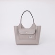 【PEANUTS×FURLA】「フルラ レア S トート」¥79,200(税込み)、W28 x H26 x D12.5cm(全2色)