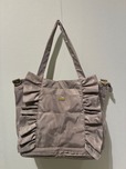 【Francfranc】「フリル 2WAY キャリーオントート」（各4,200円）／大ぶりのフリル×ベーシックカラーで、甘すぎず大人可愛い印象のキャリーオントート
