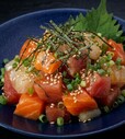 「秘伝たれの海鮮漬け」<価格:590円(税込)>【本マグロが入った豪華刺身が食べ放題!話題の「漁港食堂 」が、西中島にオープン!6月中は「鰹のタタキ」を380円で提供!】