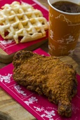 ドックサイドダイナー「フライドチキン＆ワッフル（ベーコン＆チーズ）」