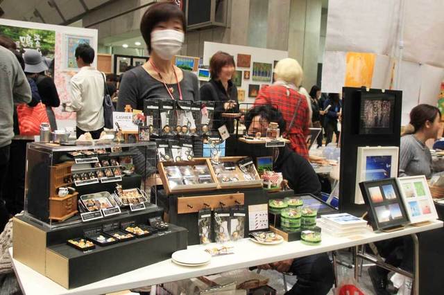 「AKA・I　RINGO（赤いりんご）」のブース。