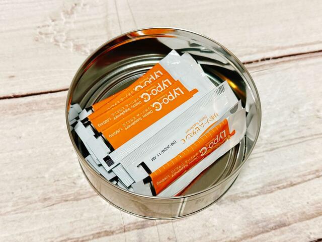 【カルディ/スヌーピー クリスマスラウンドティン チョコチップクッキー】サプリメントを収納してみました。小物の整理に便利です◎