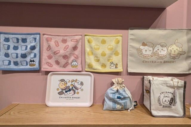 【ちいかわベーカリー】上左から「ジャガードハンドタオル」（ハチワレ、ちいかわ、うさぎ）各990円、「ランチョンマット」2,530円、下左から「トレー」1,980円、「巾着」1,650円、「ランチトートバッグ」3,080円
