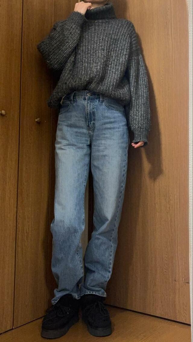 【niko and... オリジナルフェイクムートンモカシンブーツ】厚手のニットにも負けないボリューム感で全体のバランスをとりやすいです◎